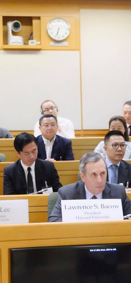 53歲黃舒駿晉升哈佛校友！「3年砸300萬」同學都是企業家　小24歲嬌妻「宛如單親媽」卻無怨言