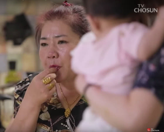 婆婆「嘴咬雞肉」餵8個月女兒　女星「當場發飆」氣氛瞬間僵掉