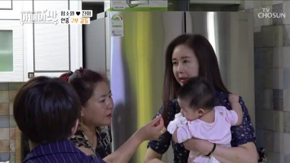 婆婆「嘴咬雞肉」餵8個月女兒　女星「當場發飆」氣氛瞬間僵掉
