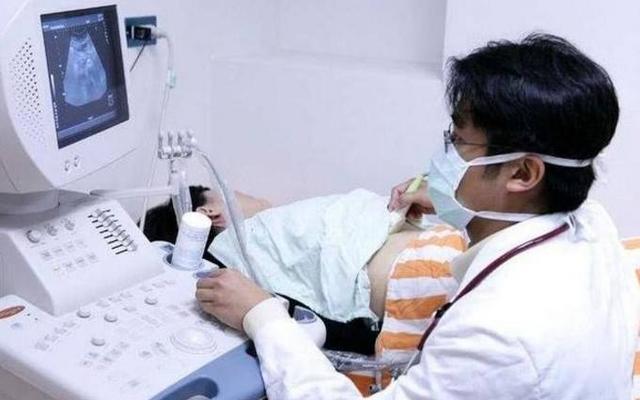 明明是第一胎，產檢時醫生卻「堅持說是二胎」，老公「短短一句回覆」讓人心都暖了！