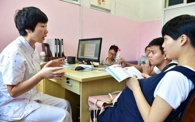 明明是第一胎，產檢時醫生卻「堅持說是二胎」，老公「短短一句回覆」讓人心都暖了！