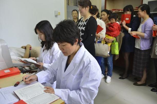 明明是第一胎，產檢時醫生卻「堅持說是二胎」，老公「短短一句回覆」讓人心都暖了！