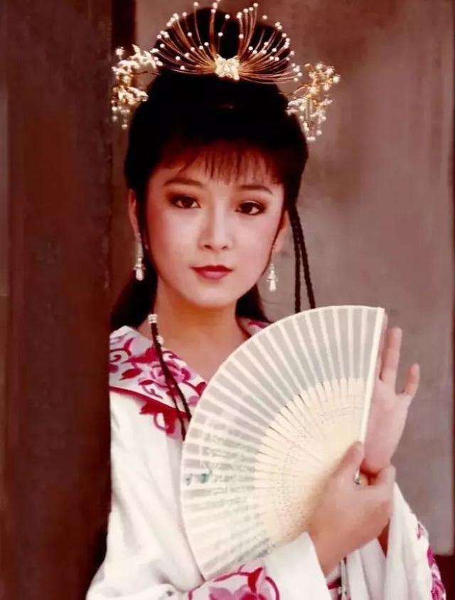 戲如人生！《包青天》趙永馨「曾遭男友動手」為情想不開　嫁燈光師「隱婚10年」56歲外表凍齡