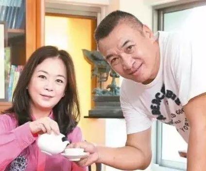 戲如人生！《包青天》趙永馨「曾遭男友動手」為情想不開　嫁燈光師「隱婚10年」56歲外表凍齡