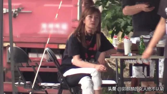 43歲趙薇片場素顏照曝光！「神情憔悴」星味全無　「豪邁翹腳抽不停」網驚：小燕子回不去了