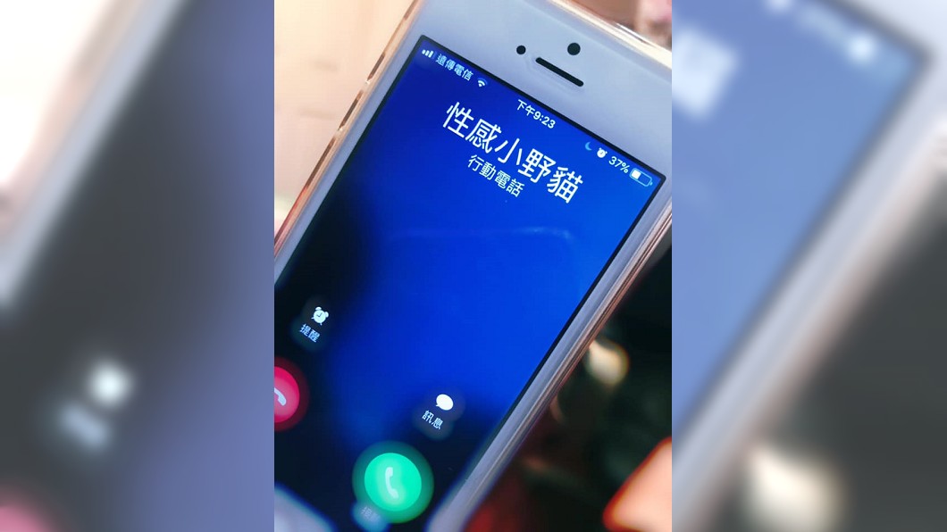 外面有女人？女兒抓包爸爸手機「小野貓一直打過來」　人妻變臉「現在就回撥」結果笑翻：太強了