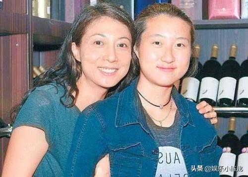 成龍私生女自幼遭排斥「管教過度報警抓母」　「小龍女20年遭遇」讓人感慨萬千