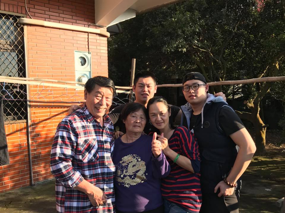 《土地公傳奇》陸一龍「娶小20歲留美妻」老少配逾20年　近況曝光「為兒女堅持不接反派」洋溢父愛