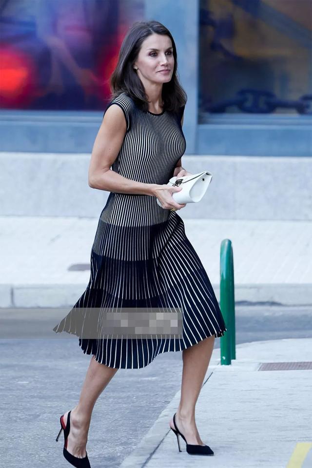 西班牙王后又穿「錯覺裙」,裙子像流水在變幻,凱特梅根都不是她的對手