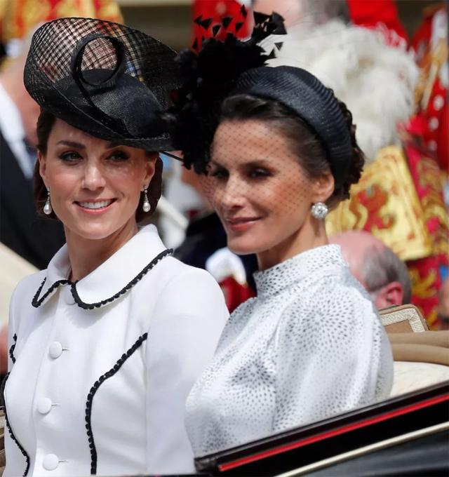 西班牙王后又穿「錯覺裙」,裙子像流水在變幻,凱特梅根都不是她的對手