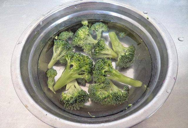 花椰菜只用清水洗不乾淨，教你一招，泥土蟲卵統統跑出來