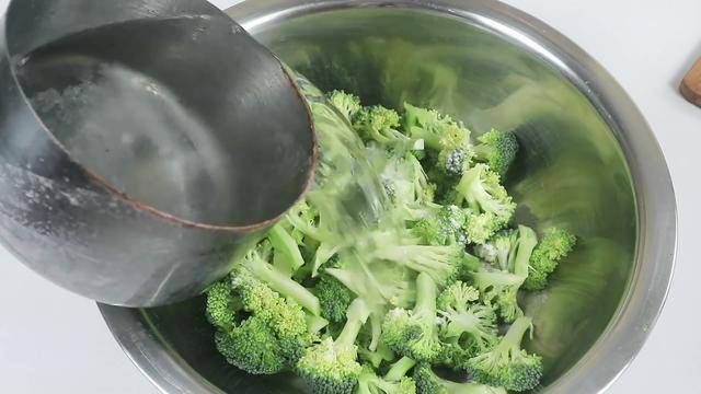花椰菜只用清水洗不乾淨，教你一招，泥土蟲卵統統跑出來