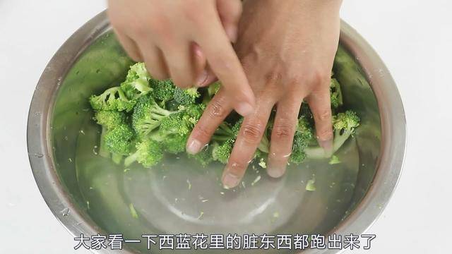 花椰菜只用清水洗不乾淨，教你一招，泥土蟲卵統統跑出來