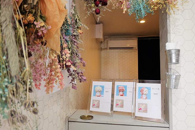 美到捨不得吃！日本爆紅「花朵霜淇淋」超療癒　人手一杯「上頭長出兔耳朵」網友瘋打卡