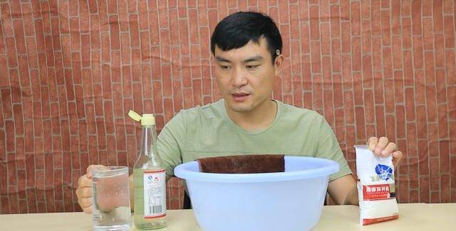 毛巾用久了又髒又臭，加點它泡一泡，毛巾乾淨如新