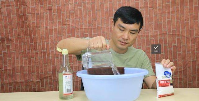 毛巾用久了又髒又臭，加點它泡一泡，毛巾乾淨如新