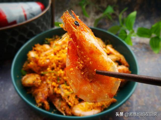 你只會「水煮大蝦」嗎？教你新做法蒜香濃郁，外酥里嫩，太好吃了