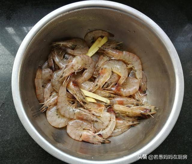 你只會「水煮大蝦」嗎？教你新做法蒜香濃郁，外酥里嫩，太好吃了