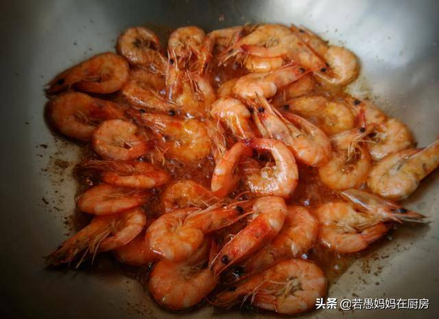 你只會「水煮大蝦」嗎？教你新做法蒜香濃郁，外酥里嫩，太好吃了