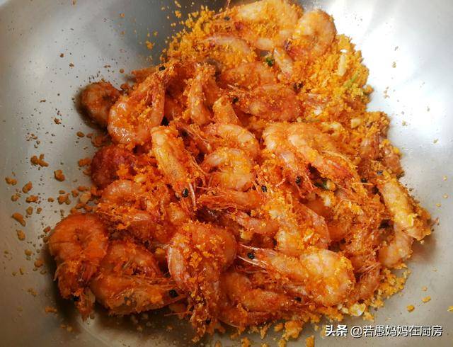 你只會「水煮大蝦」嗎？教你新做法蒜香濃郁，外酥里嫩，太好吃了