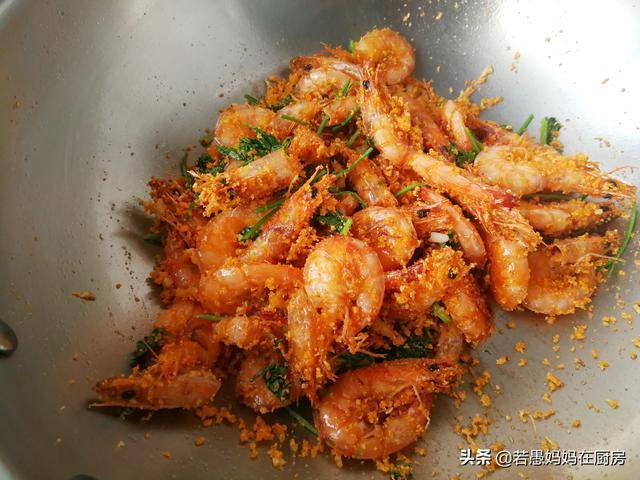 你只會「水煮大蝦」嗎？教你新做法蒜香濃郁，外酥里嫩，太好吃了
