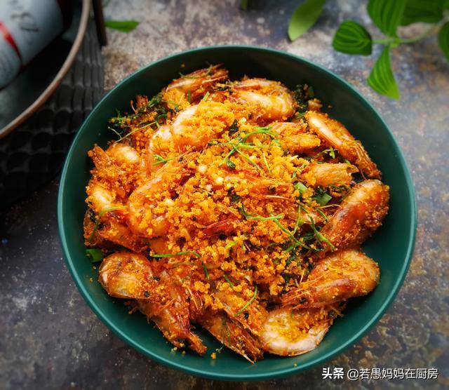 你只會「水煮大蝦」嗎？教你新做法蒜香濃郁，外酥里嫩，太好吃了