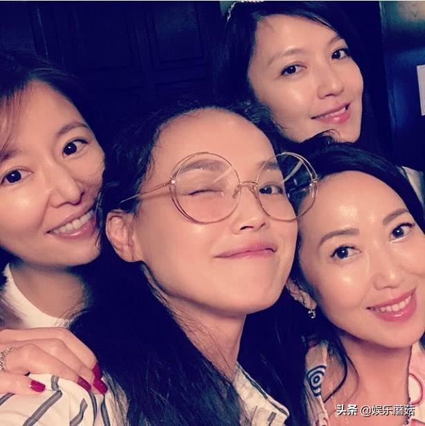 凍齡女神變了！林心如素顏被抓包「鼻歪成凸」　揪舒淇林熙蕾姊妹聚會「故意躲後面」