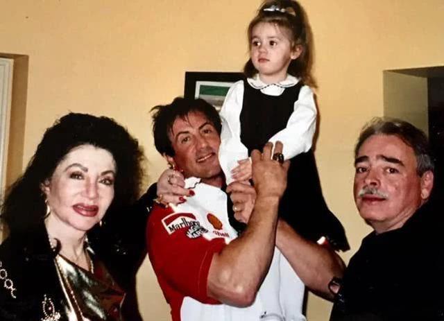 98歲老母「全臉整形失敗」自嘲像「乾癟核桃」　「第三任老公比兒大1歲」情史豐富