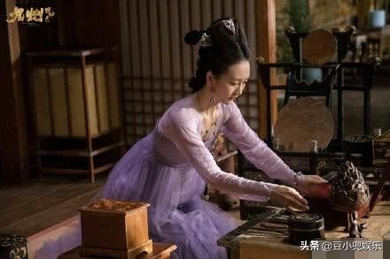 3歲雙親離異「從小寄人籬下」被母親忽略15年　媽媽偏愛「小14歲同母異父的妹妹」15歲扛養家責