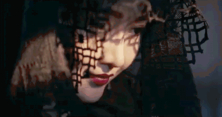 3歲雙親離異「從小寄人籬下」被母親忽略15年　媽媽偏愛「小14歲同母異父的妹妹」15歲扛養家責