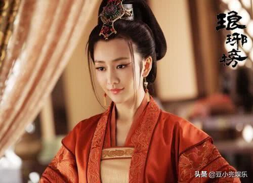 3歲雙親離異「從小寄人籬下」被母親忽略15年　媽媽偏愛「小14歲同母異父的妹妹」15歲扛養家責