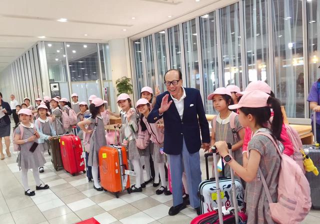 90歲李嘉誠「偶遇」舞蹈團隊出賽「秒掏185萬」　同框小團員「拄拐杖」身體依舊硬朗