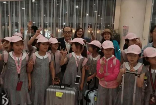 90歲李嘉誠「偶遇」舞蹈團隊出賽「秒掏185萬」　同框小團員「拄拐杖」身體依舊硬朗