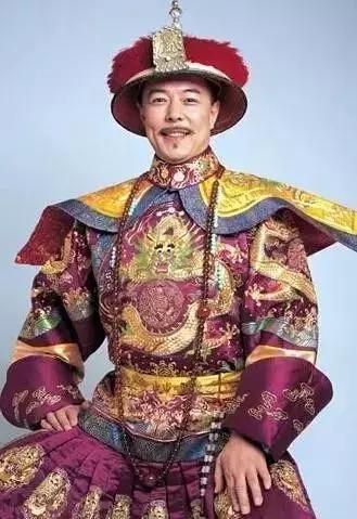 「皇阿瑪」張鐵林豪宅曝光！內有「寫大字專用地」美術一流　「裝潢堪稱皇宮」網友：不愧皇帝專業戶