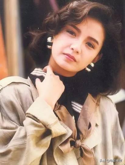 曾是梁朝偉舊愛！「夢中情人曾華倩」經歷3段感情5次分手  如今兒子帥氣54歲的她仍凍齡