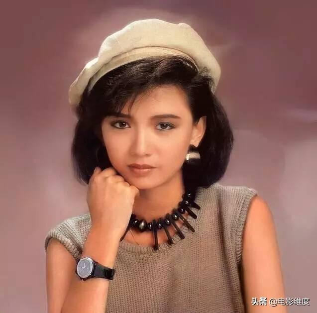 曾是梁朝偉舊愛！「夢中情人曾華倩」經歷3段感情5次分手  如今兒子帥氣54歲的她仍凍齡