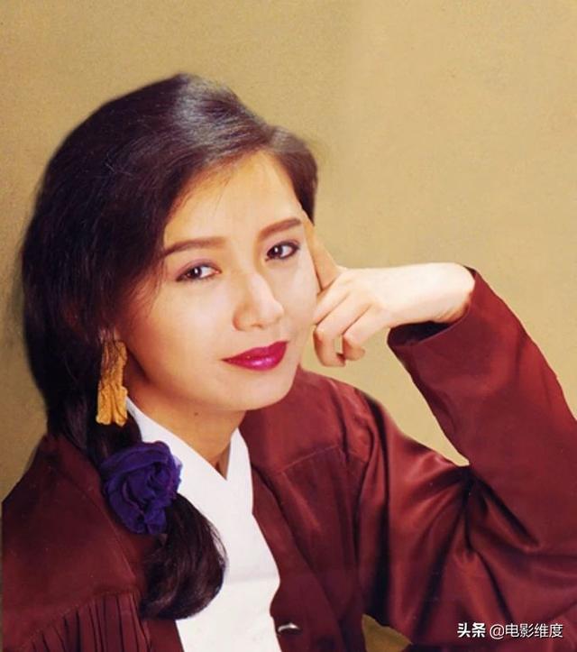 曾是梁朝偉舊愛！「夢中情人曾華倩」經歷3段感情5次分手  如今兒子帥氣54歲的她仍凍齡