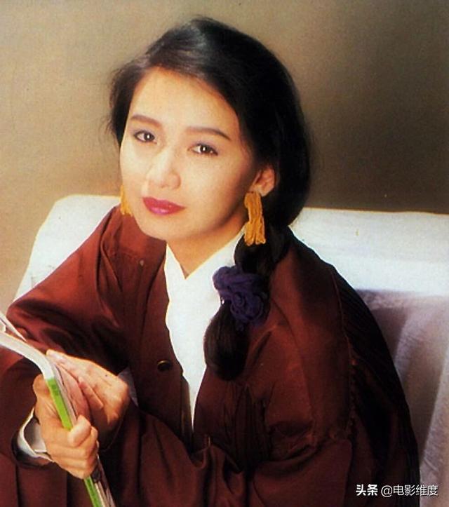 曾是梁朝偉舊愛！「夢中情人曾華倩」經歷3段感情5次分手  如今兒子帥氣54歲的她仍凍齡