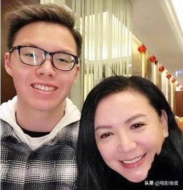 曾是梁朝偉舊愛！「夢中情人曾華倩」經歷3段感情5次分手  如今兒子帥氣54歲的她仍凍齡