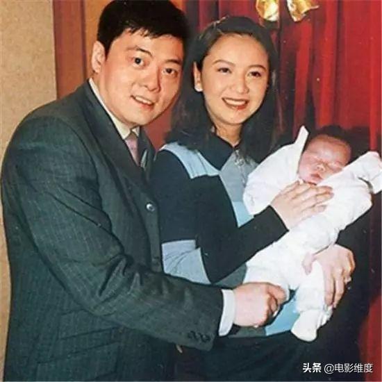 曾是梁朝偉舊愛！「夢中情人曾華倩」經歷3段感情5次分手  如今兒子帥氣54歲的她仍凍齡