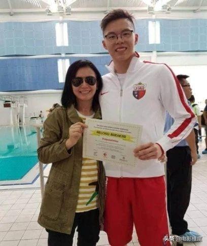 曾是梁朝偉舊愛！「夢中情人曾華倩」經歷3段感情5次分手  如今兒子帥氣54歲的她仍凍齡