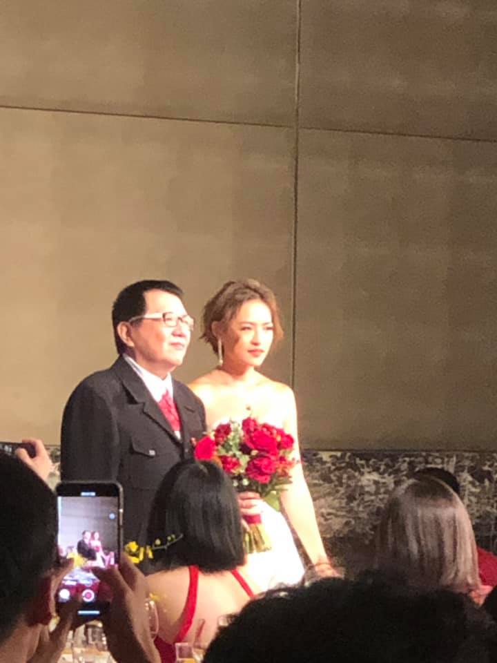 王夢麟「超正小女兒」出嫁！破冰離婚14年前妻「同框上台致詞」　不捨愛女「遠嫁國外」躲角落偷哭