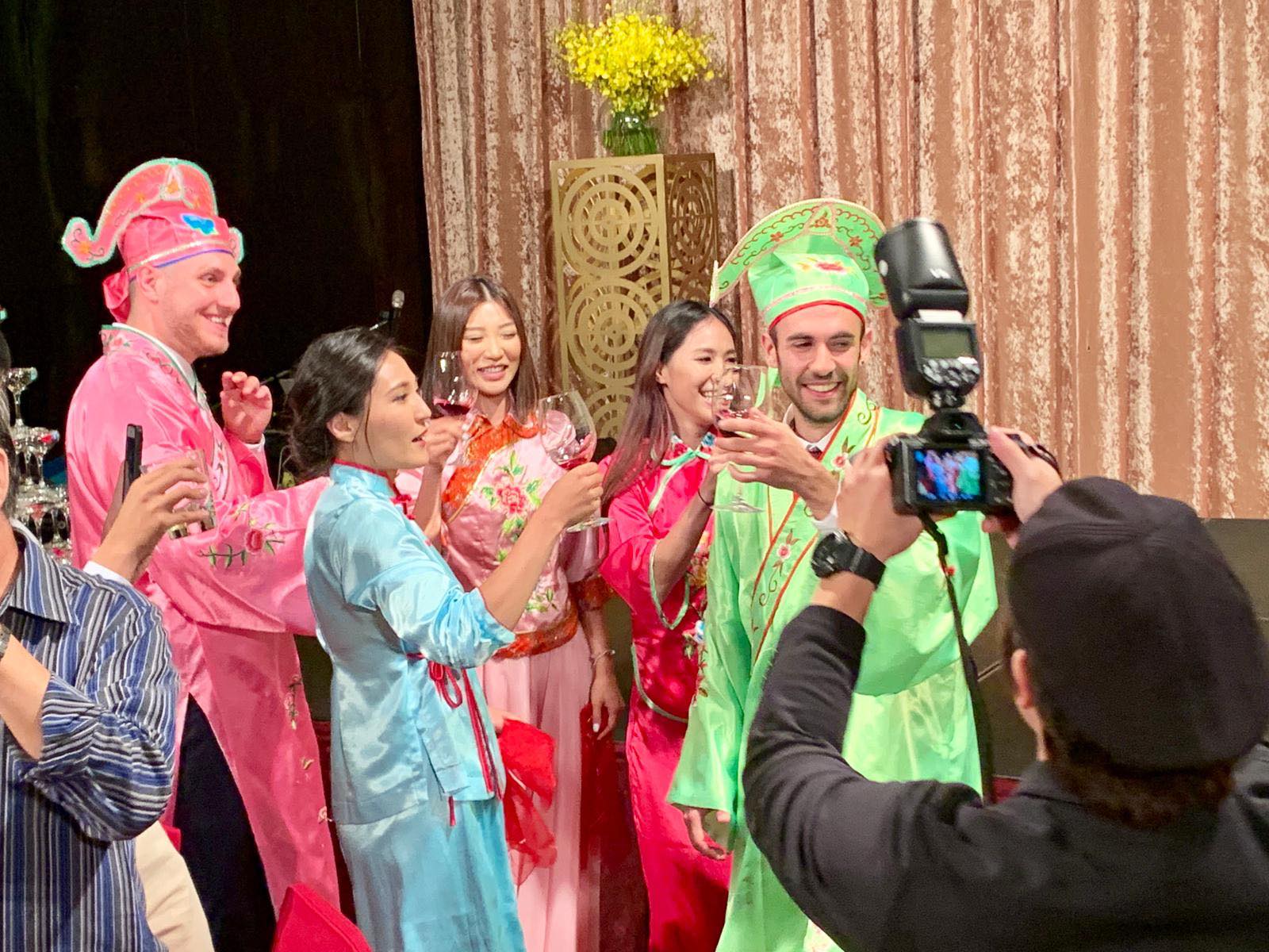 王夢麟「超正小女兒」出嫁！破冰離婚14年前妻「同框上台致詞」　不捨愛女「遠嫁國外」躲角落偷哭