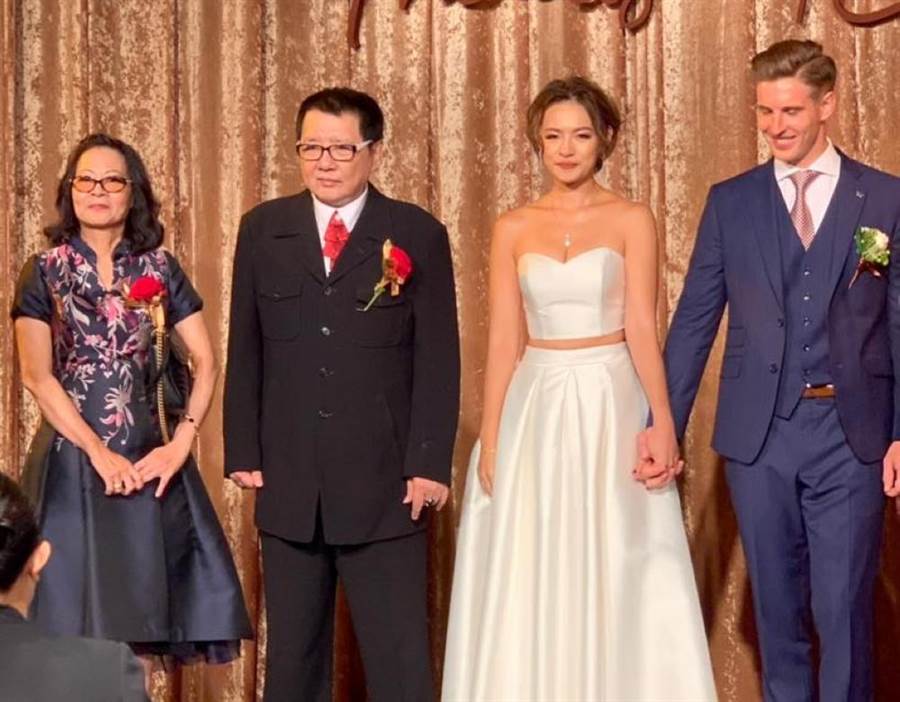 王夢麟「超正小女兒」出嫁！破冰離婚14年前妻「同框上台致詞」　不捨愛女「遠嫁國外」躲角落偷哭