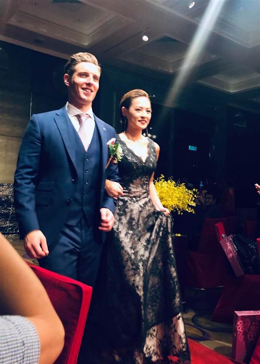 王夢麟「超正小女兒」出嫁！破冰離婚14年前妻「同框上台致詞」　不捨愛女「遠嫁國外」躲角落偷哭