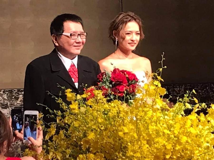 王夢麟「超正小女兒」出嫁！破冰離婚14年前妻「同框上台致詞」　不捨愛女「遠嫁國外」躲角落偷哭
