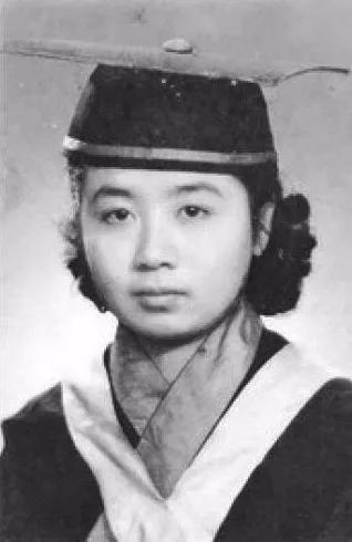 她教書70年捐出上億積蓄!曾痛失愛女遭丈夫動手「此生沒談過戀愛」 如今95歲仍奉獻教育