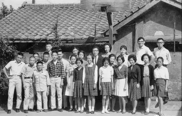 她教書70年捐出上億積蓄!曾痛失愛女遭丈夫動手「此生沒談過戀愛」 如今95歲仍奉獻教育