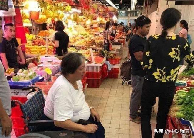 洪金寶獲終身成就獎！瘦身成功「整個人消一圈」自嘲老鮮肉　「妻子隨侍在側」與先前坐輪椅判若兩人