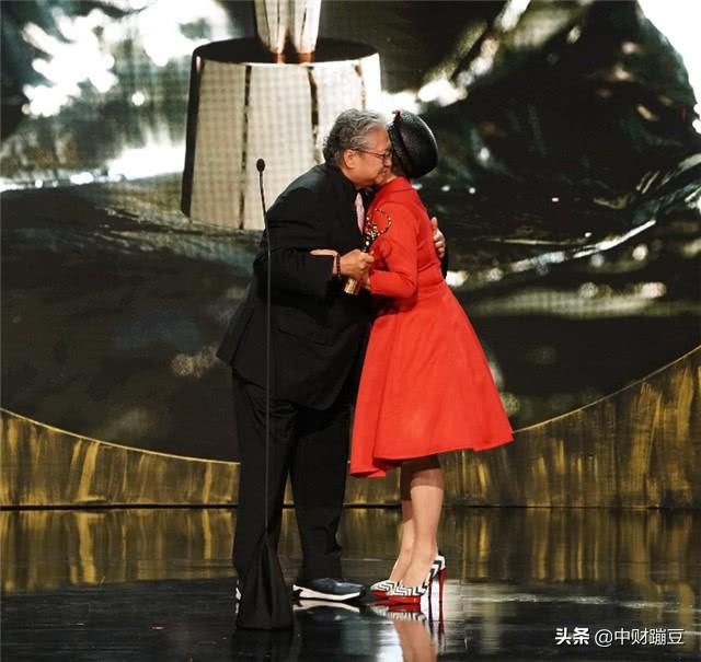 洪金寶獲終身成就獎！瘦身成功「整個人消一圈」自嘲老鮮肉　「妻子隨侍在側」與先前坐輪椅判若兩人